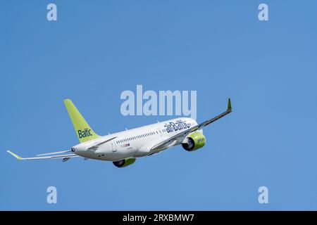 Marupe, Lettonie - 4 août 2023 - les avions lettons AirBaltic montent dans les airs Banque D'Images