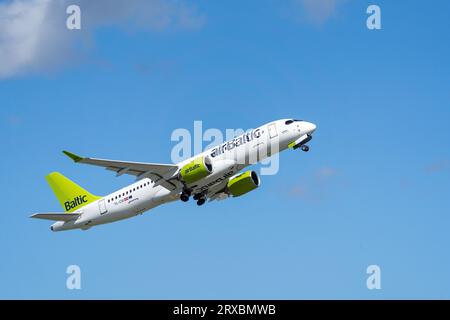 Marupe, Lettonie - 4 août 2023 - les avions lettons AirBaltic montent dans les airs Banque D'Images