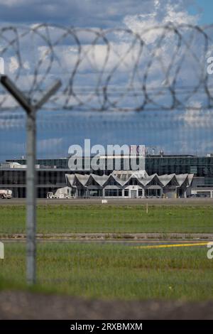 Marupe, Lettonie - 4 août 2023 - aéroport RIX ou terminal de l'aéroport de Riga à travers la clôture. Banque D'Images