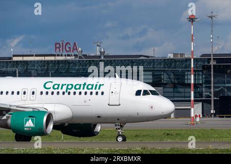 Marupe, Lettonie - 4 août 2023 - terminal de l'aéroport de Riga et avions Carpatair au premier plan Banque D'Images