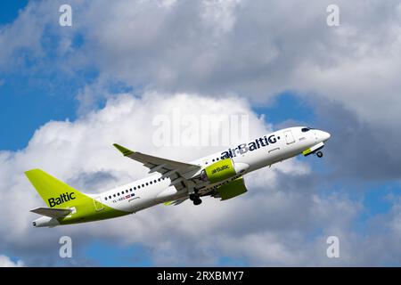 Marupe, Lettonie - 4 août 2023 - les avions lettons AirBaltic montent dans les airs Banque D'Images