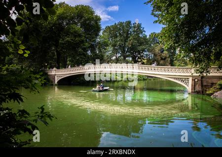 CENTRAL PARK, NEW YORK, ÉTATS-UNIS, SEPTEMBRE 15, 2023. touristes et vacanciers louant un bateau à rames sur le lac à Central Park sous le célèbre Bow BR Banque D'Images