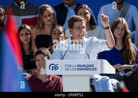 Madrid, Espagne. 24 septembre 2023. José Luis Martinez-Almeida, maire de Madrid, s'exprimant lors d'un rassemblement contre le gouvernement espagnol. Le Parti populaire (PP) a organisé une manifestation contre le gouvernement de Pedro Sanchez et l'approbation éventuelle d'une amnistie pour les dirigeants séparatistes catalans ainsi que contre le droit à l'autodétermination. Crédit : Marcos del Mazo/Alamy Live News Banque D'Images