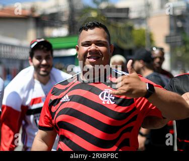 Sao Paulo, Brésil. 24 septembre 2023. Les fans de Flamengo arrivent pour le match entre Sao Paulo et Flamengo, pour la deuxième manche de la finale coupe du Brésil 2023, au stade Morumbi, à Sao Paulo, le 24 septembre. Photo : Gledston Tavares/DiaEsportivo/Alamy Live News crédit : DiaEsportivo/Alamy Live News Banque D'Images