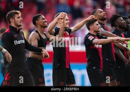 Leverkusen, Allemagne. 24 septembre 2023. Football : Bundesliga, Bayer Leverkusen - 1. FC Heidenheim, Journée 5, BayArena. Amine Adli de Leverkusen (2e à partir de la gauche), Florian Wirtz, Jonas Hofmann et Jonathan Tah célèbrent après le match. Crédit : Marius Becker/dpa - NOTE IMPORTANTE: conformément aux exigences de la DFL Deutsche Fußball Liga et de la DFB Deutscher Fußball-Bund, il est interdit d’utiliser ou de faire utiliser des photographies prises dans le stade et/ou le match sous forme de séquences et/ou de séries de photos de type vidéo./dpa/Alamy Live News Banque D'Images