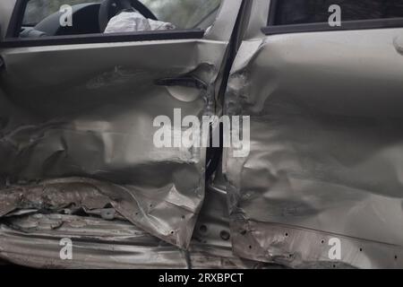 Bosselage dans la porte. Voiture cassée. Carrosserie endommagée. Voiture dans une décharge. Banque D'Images