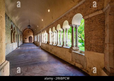 Le cloître de la merveilleuse abbaye de Fossanova près de la ville de Priverno, dans la province de Latina, Latium, italie. Banque D'Images