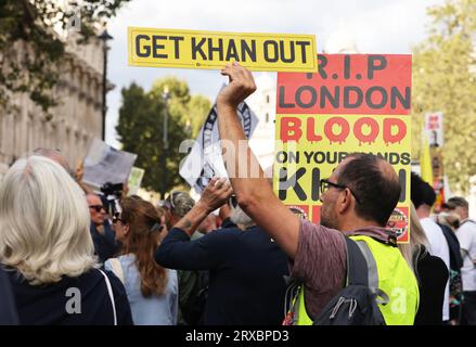 Je ne me conformerai pas à mars sur Whitehall, y compris plusieurs mouvements, y compris l'expansion anti ULEZ, anti Net Zero, vaccins anti Covid et anti-establishment général, dans le centre de Londres, Royaume-Uni Banque D'Images