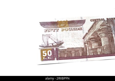 Verso de 50 LE Fifty Egyptian Pounds Bankbillets série 2022 présente une image du temple d'Edfou, scarabée ailée et un bateau pharaonique, sélectif f Banque D'Images