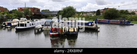 Bateaux de plaisance à Doncaster Wharf, rivière Don, South Yorkshire, Angleterre, Royaume-Uni Banque D'Images