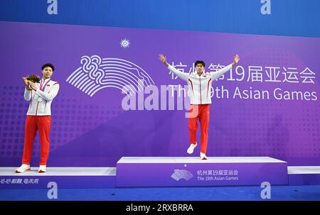 (230924) -- HANGZHOU, 24 septembre 2023 (Xinhua) -- Wang Shun (à droite) et Qin Haiyang de Chine réagissent lors de la cérémonie de remise des médailles individuelles du 200m aux 19e Jeux asiatiques à Hangzhou, dans la province du Zhejiang, dans l'est de la Chine, le 24 septembre 2023. Banque D'Images