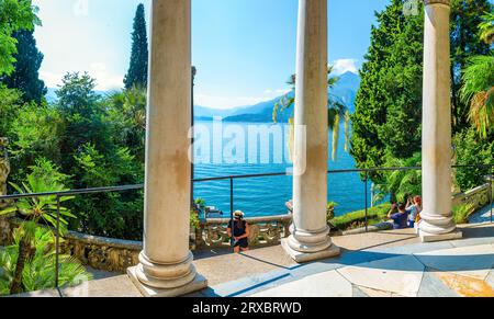 Rotonde avec des colonnes dans un parc près de Villa Monastero dans le village de Varenna sur le lac de Côme Banque D'Images