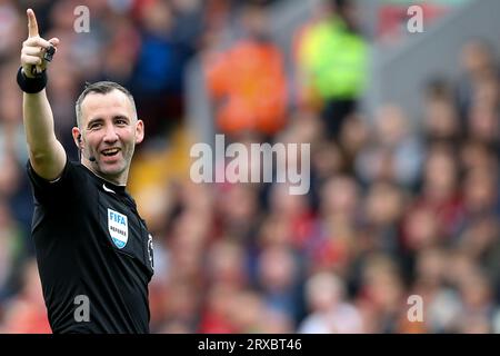 Liverpool, Royaume-Uni. 24 septembre 2023. Arbitre Chris Kavanagh en action. Match de Premier League, Liverpool contre West Ham Utd à Anfield à Liverpool le dimanche 24 septembre 2023. Cette image ne peut être utilisée qu'à des fins éditoriales. Usage éditorial uniquement, licence requise pour un usage commercial. Aucune utilisation dans les Paris, les jeux ou les publications d'un seul club/ligue/joueur. photo de Chris Stading/Andrew Orchard photographie sportive/Alamy Live News crédit : Andrew Orchard photographie sportive/Alamy Live News Banque D'Images