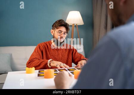 Fortune Teller ouvre Tarot Cards et l'homme ramasse la carte pour voir l'avenir de l'amour et du destin Banque D'Images