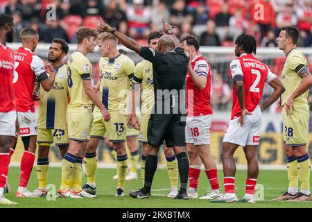 Rotherham, Royaume-Uni. 23 septembre 2023. L'arbitre Sam Allison fait des gestes aux joueurs qui l'entourent lors du match du championnat EFL de Rotherham United FC contre Preston North End FC Sky BET au Aessel New York Stadium, Rotherham, Royaume-Uni le 23 septembre 2023 Credit : Every second Media/Alamy Live News Banque D'Images