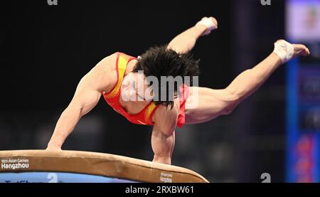 Hangzhou, province chinoise du Zhejiang. 24 septembre 2023. Zhang Boheng de Chine participe à la cavale de gymnastique artistique aux 19e Jeux asiatiques à Hangzhou, dans la province du Zhejiang, dans l'est de la Chine, le 24 septembre 2023. Crédit : Cheng min/Xinhua/Alamy Live News Banque D'Images