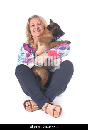 chiot berger belge et femme devant un fond blanc Banque D'Images