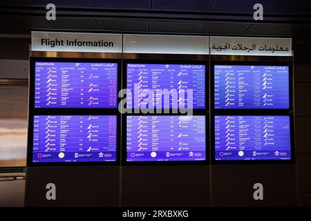 Des écrans numériques affichent les informations de départ et d'arrivée des vols à l'aéroport international Hamad, Doha, Qatar. Banque D'Images