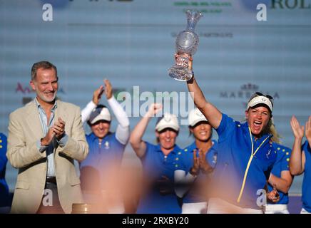 Suzann Pettersen, capitaine d'Europe, soulève la Solheim Cup aux côtés du roi Felipe VI d'Espagne lors de la cérémonie de clôture de la troisième journée de la Solheim Cup 2023 à Finca Cortesin, Malaga. Date de la photo : dimanche 24 septembre 2023. Banque D'Images