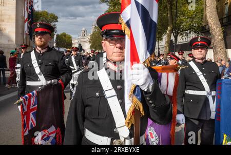 Les membres de l'Ulster Volunteer Force (UVF), paramilitaire loyaliste irlandaise, affichent leurs couleurs régimentaires au mémorial de guerre du cénotaphe à Wh Banque D'Images