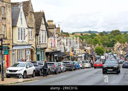 Une rue animée de Burford, Oxfordshire Angleterre Royaume-Uni Banque D'Images