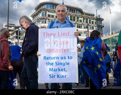 Londres / Royaume-Uni - septembre 23 2023 : un militant anti-Brexit tient une pancarte lors de la marche de réintégration nationale de l'UE dans le centre de Londres. Des milliers de personnes ont défilé dans l'acr Banque D'Images