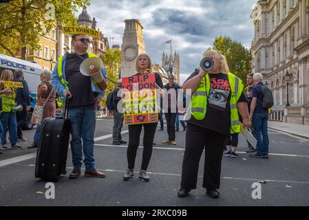 Londres, le 23 septembre 2023 : les personnes qui protestent contre l'extension de la zone ULEZ (Ultra Low Emission zone) crient des slogans et descendent Whitehall dans le centre de Londres, au Royaume-Uni Banque D'Images
