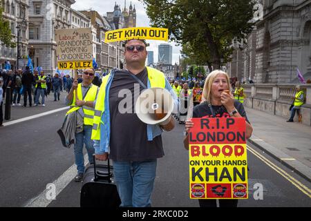 Londres, le 23 septembre 2023 : les personnes qui protestent contre l'extension de la zone ULEZ (Ultra Low Emission zone) crient des slogans et descendent Whitehall dans le centre de Londres, au Royaume-Uni Banque D'Images