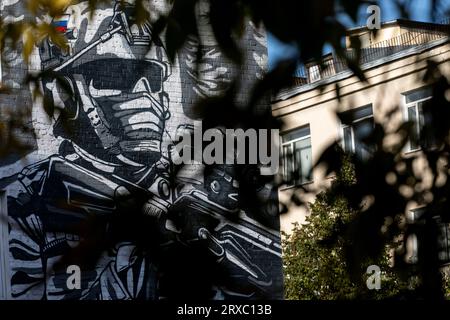 Moscou, Russie. 16 septembre 2023. Vue d'une partie d'une murale sur le thème militaire représentant deux militaires armés et un hélicoptère orne la façade d'un bâtiment à Moscou, en Russie Banque D'Images