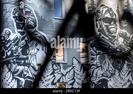 Moscou, Russie. 16 septembre 2023. Vue d'une partie d'une murale sur le thème militaire représentant deux militaires armés et un hélicoptère orne la façade d'un bâtiment à Moscou, en Russie Banque D'Images