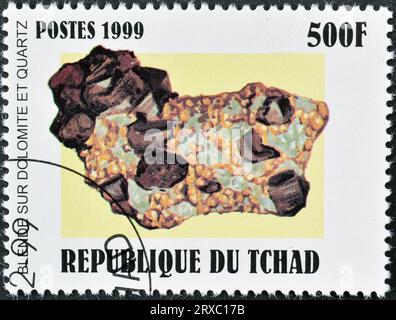 Timbre-poste annulé imprimé par le Tchad, qui montre la dolomite et le quartz, vers 1999. Banque D'Images