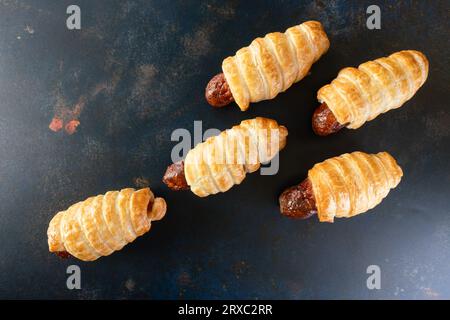 Mini Sausage Rolls sont présentés comme une collation dans un fond rustique. Banque D'Images