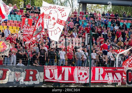 Berlin, Deutschland. 24 septembre 2023. Berlin, Deutschland 24. Septembre 2023 : Regionalliga Nordost - 2023/2024 - VSG Altglienicke vs FC Energie Cottbus im Bild : Fanblock Energie Cottbus crédit : dpa/Alamy Live News Banque D'Images