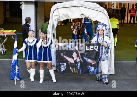 Gand, Belgique. 24 septembre 2023. AA Gent honore un fan avant un match de football entre KAA Gent et KAS Eupen, dimanche 24 septembre 2023 à Gand, le jour 08 de la saison 2023-2024 de la Jupiler Pro League première division du championnat belge. BELGA PHOTO TOM GOYVAERTS crédit : Belga News Agency/Alamy Live News Banque D'Images