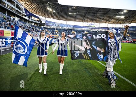 Gand, Belgique. 24 septembre 2023. AA Gent honore un fan avant un match de football entre KAA Gent et KAS Eupen, dimanche 24 septembre 2023 à Gand, le jour 08 de la saison 2023-2024 de la Jupiler Pro League première division du championnat belge. BELGA PHOTO TOM GOYVAERTS crédit : Belga News Agency/Alamy Live News Banque D'Images