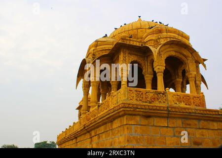 Anciens cénotaphes à Vyas Chhatri. Cénotaphe de grès de style Rajasthani du sage Vyas, qui a écrit l'épopée du Mahabharata. Jaisalmer, Rajasthan Banque D'Images
