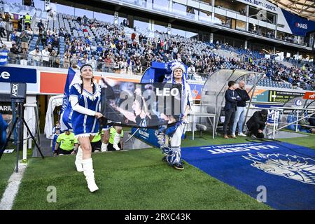 Gand, Belgique. 24 septembre 2023. AA Gent honore un fan avant un match de football entre KAA Gent et KAS Eupen, dimanche 24 septembre 2023 à Gand, le jour 08 de la saison 2023-2024 de la Jupiler Pro League première division du championnat belge. BELGA PHOTO TOM GOYVAERTS crédit : Belga News Agency/Alamy Live News Banque D'Images
