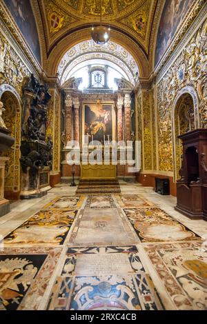 La Valette, Malte - 17 juin 2023 : chapelle latérale dédiée à St. James dans la cathédrale de la Valette, Malte Banque D'Images