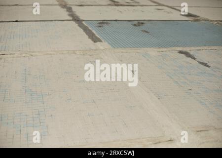 Vieux mur du bâtiment. Petit mur de carreaux. Tuiles dans le revêtement de bâtiment. Joint de ciment dans le mur. Banque D'Images