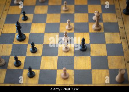 Jouer aux échecs en tournoi. Pièces d'échecs à bord. Compétition sportive à l'école. Prouesses de jeu. Stratégie ancienne. Banque D'Images