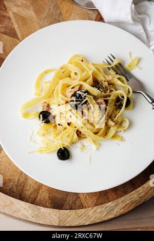Pâtes tagliatelles au thon, olives et fromage. Banque D'Images