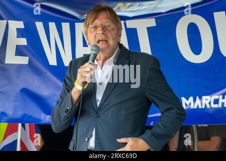 Londres, Royaume-Uni - 23 septembre 2023 - Guy Verhofstadt, député européen (ancien Premier ministre belge et négociateur en chef du Brexit de l'UE), s'exprimant sur Parliament Square à la fin de la deuxième marche nationale de retour de Hyde Park à Parliament Square. Banque D'Images