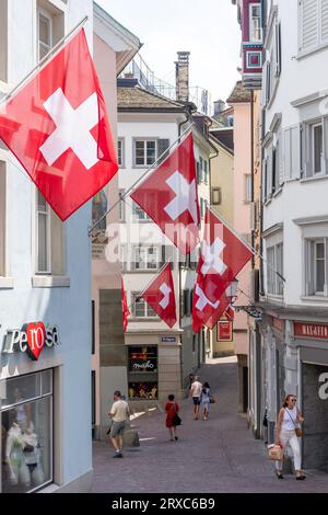 Scène de rue avec drapeaux suisses, Strehlgasse, Altstadt Vieille ville, ville de Zürich, Zürich, Suisse Banque D'Images