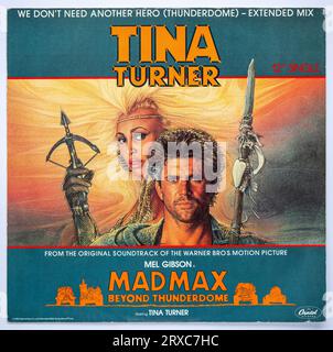 Couverture photo de la version single 12 pouces de We Don't Need Another Hero (Thunderdome) de Tina Turner, qui est sorti en 1985 Banque D'Images