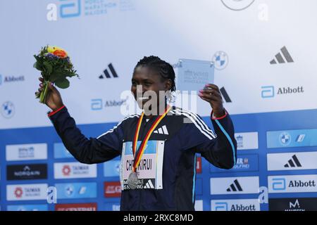 09/24/2023, Berlin, Allemagne. Sheila CHEPKIRUI à la cérémonie de remise des prix. Tigst Assefa d'Ethiopie enregistre un fabuleux record du monde et remporte le 49e marathon de Berlin féminin en 2:11:53 heures. La deuxième place est revenue à Sheila CHEPKIRUI du Kenya avec 2:17:49 heures et la troisième place a été remportée par Magdalena Shauri de Tanzanie avec 02:18:43 heures. Sven Struck / Alamy Live News Sven Struck / Alamy Live News Banque D'Images