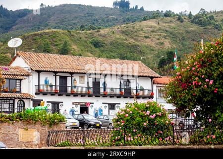 Tibasosa, Boyaca, Colombie - 9 août 2023. Vue sur les belles montagnes et les maisons de la petite ville de Tibasosa dans la région de Boyaca à Colo Banque D'Images