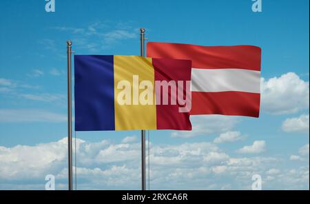 Drapeau de l'Autriche et drapeau de la Roumanie agitant ensemble sur le ciel bleu, concept de coopération de deux pays Banque D'Images