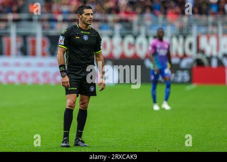 Milan, Italie. 23 septembre 2023. L'arbitre Fabio Maresca a vu lors du match de football Serie A 2023/24 entre l'AC Milan et le Hellas Verona FC au stade San Siro. Score final ; Milan 1:0 Hellas Verona. (Photo de Fabrizio Carabelli/SOPA Images/Sipa USA) crédit : SIPA USA/Alamy Live News Banque D'Images