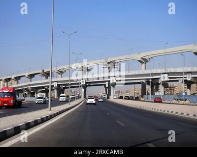 Le Caire, Egypte, septembre 17 2023 : un chantier de construction de nouveaux projets de pont et de voies de circulation, colonnes du système de transport ferroviaire monorail du Caire Banque D'Images