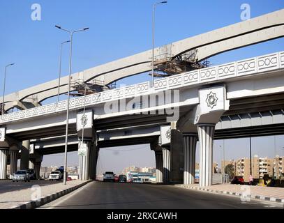 Le Caire, Egypte, septembre 17 2023 : un chantier de construction de nouveaux projets de pont et de voies de circulation, colonnes du système de transport ferroviaire monorail du Caire Banque D'Images